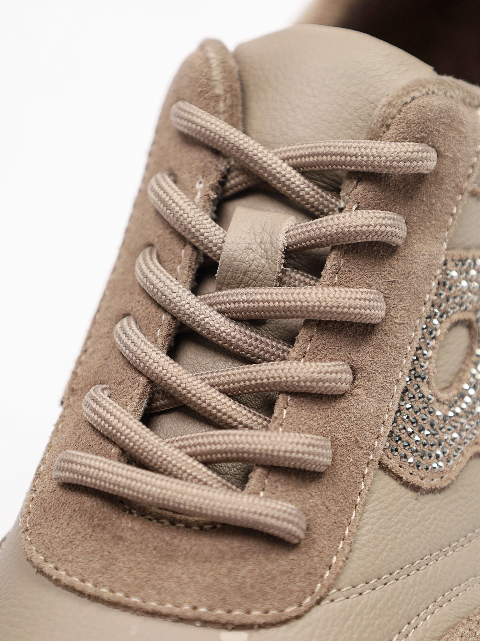 Кроссовки комбинированные серого цвета на рельефной подошве